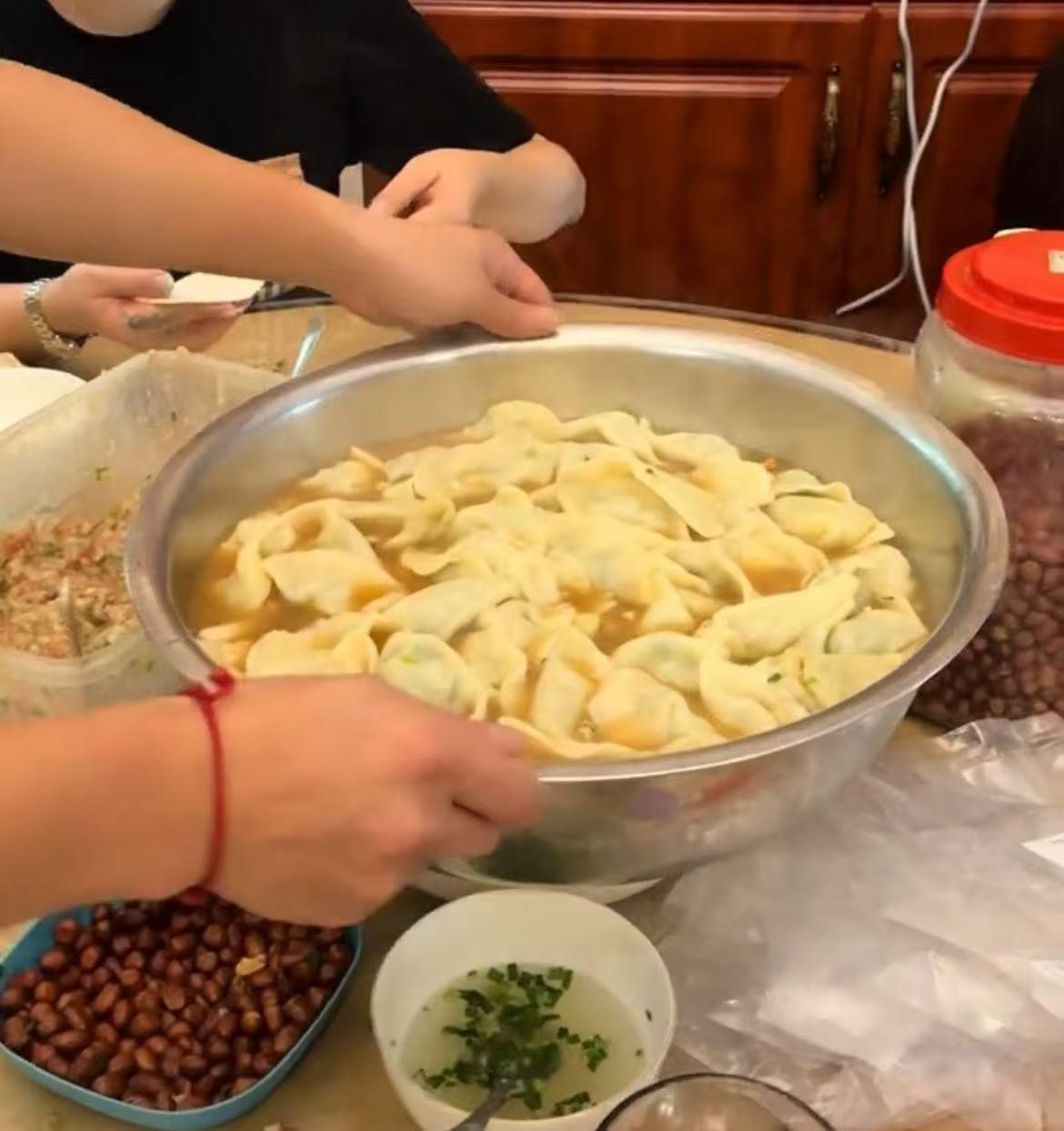 一顿吃200个水饺的16个外甥开学了