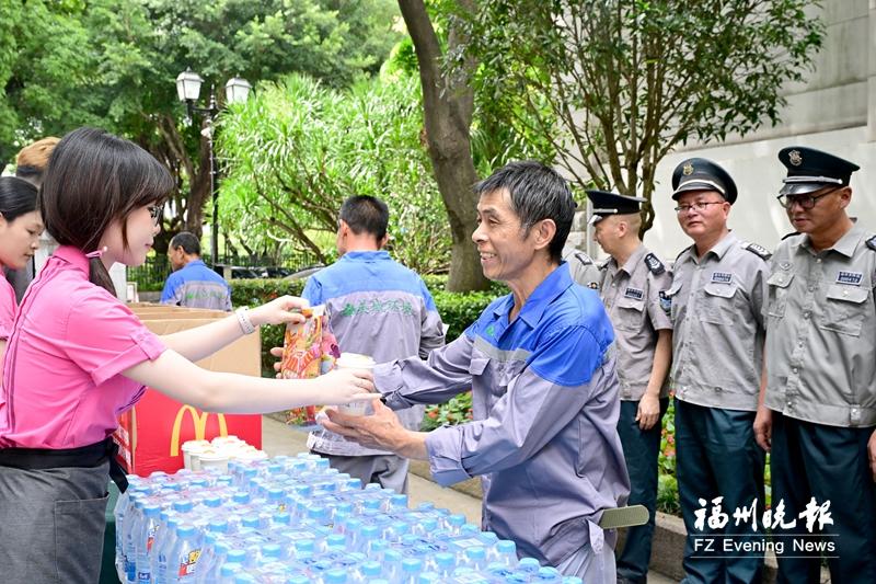 送清凉小分队来到乌山支路 为一线劳动者送上夏日清凉