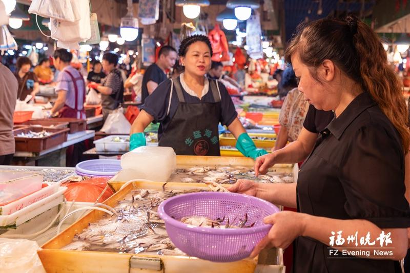 捕捞海鲜在榕大量上市 相比休渔期价格大幅下降