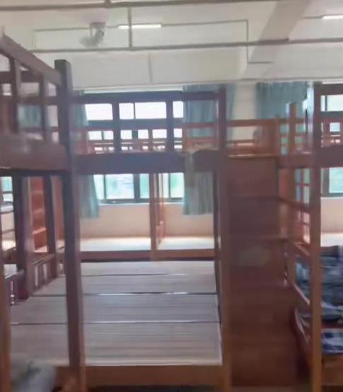 一间房住百个孩子？佛山一学校回应