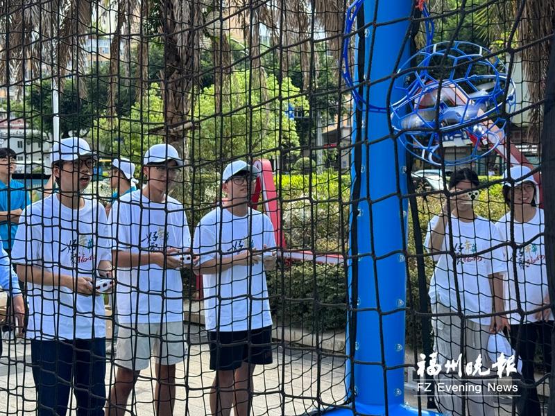 閩臺青年上演“空中足球賽”