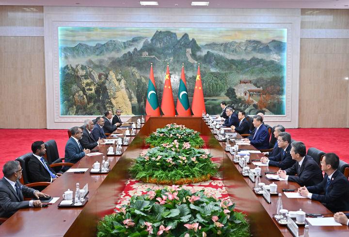 习近平会见马尔代夫总统穆伊兹