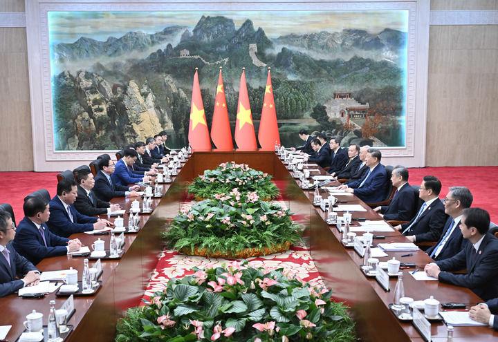 习近平会见越南总理范明政