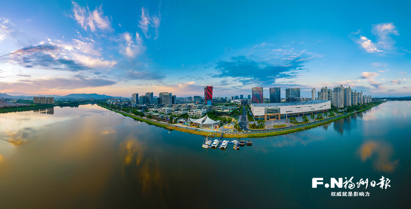 东海之畔起宏图 十年扬帆立潮头