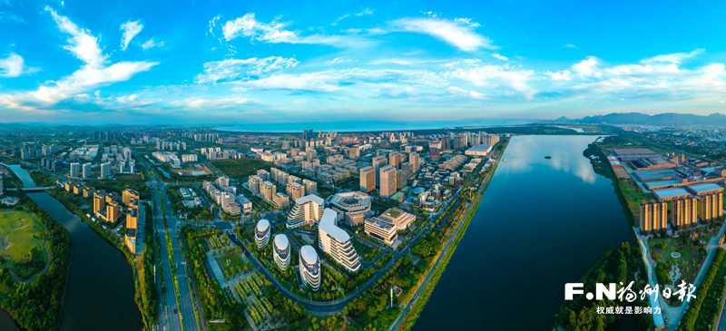 东海之畔起宏图 十年扬帆立潮头