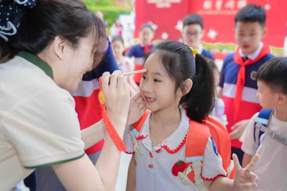 新华全媒+|成长再出发 全国中小学生迎来新学期