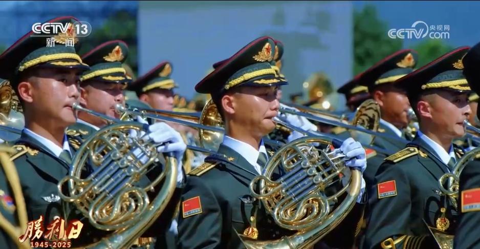 走进阅兵训练场 | 纪念活动的“气氛担当” 联合军乐团如何做到“千人如一人”？