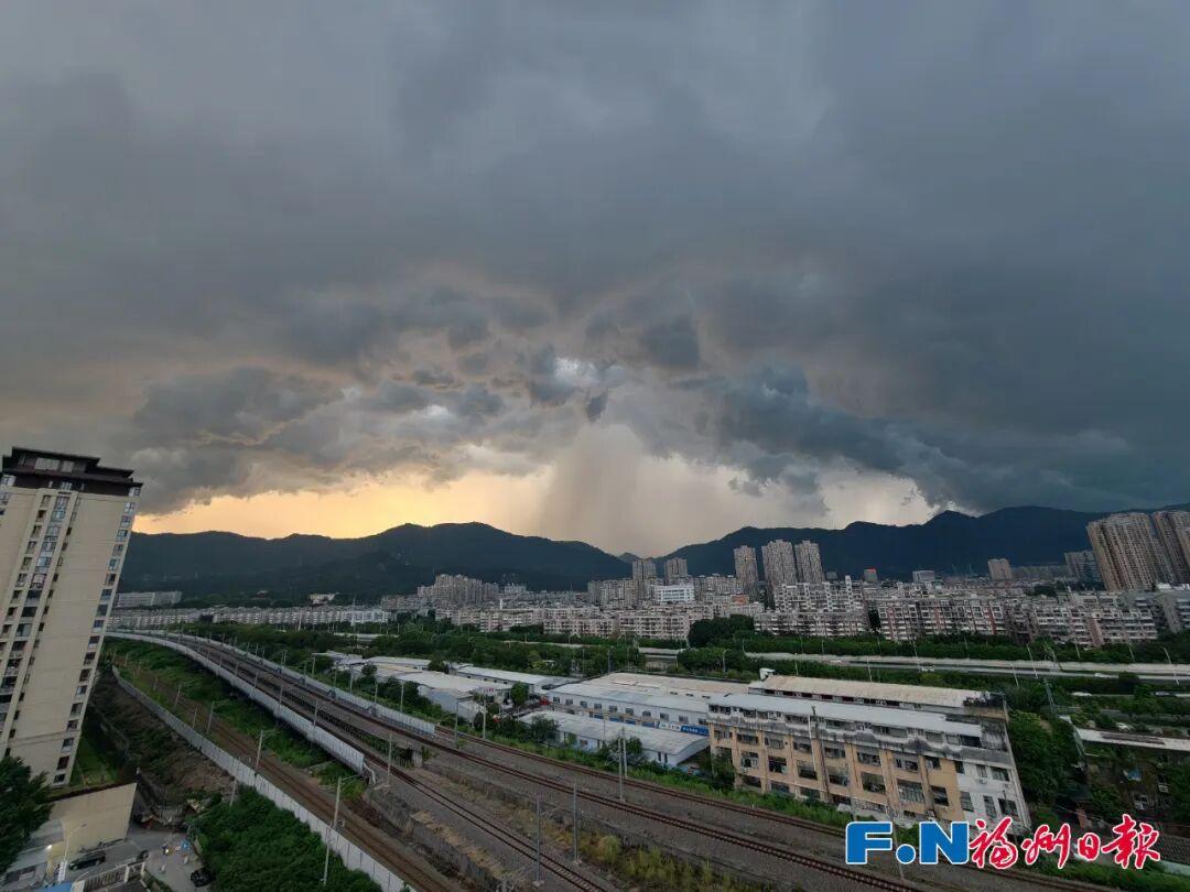 福州大雨倾盆！接下来还有雷雨……