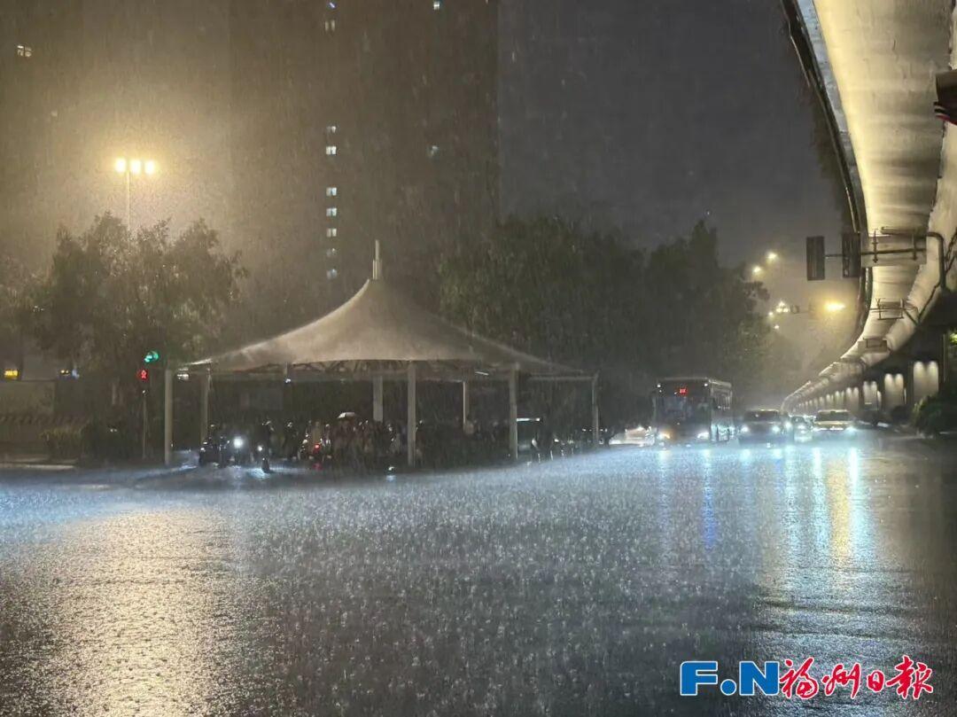 福州大雨倾盆！接下来还有雷雨……