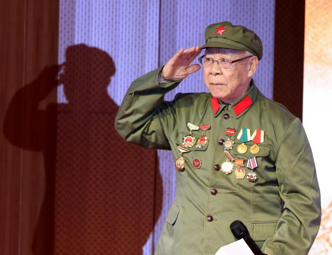 这6位与总书记握手的老战士是谁？