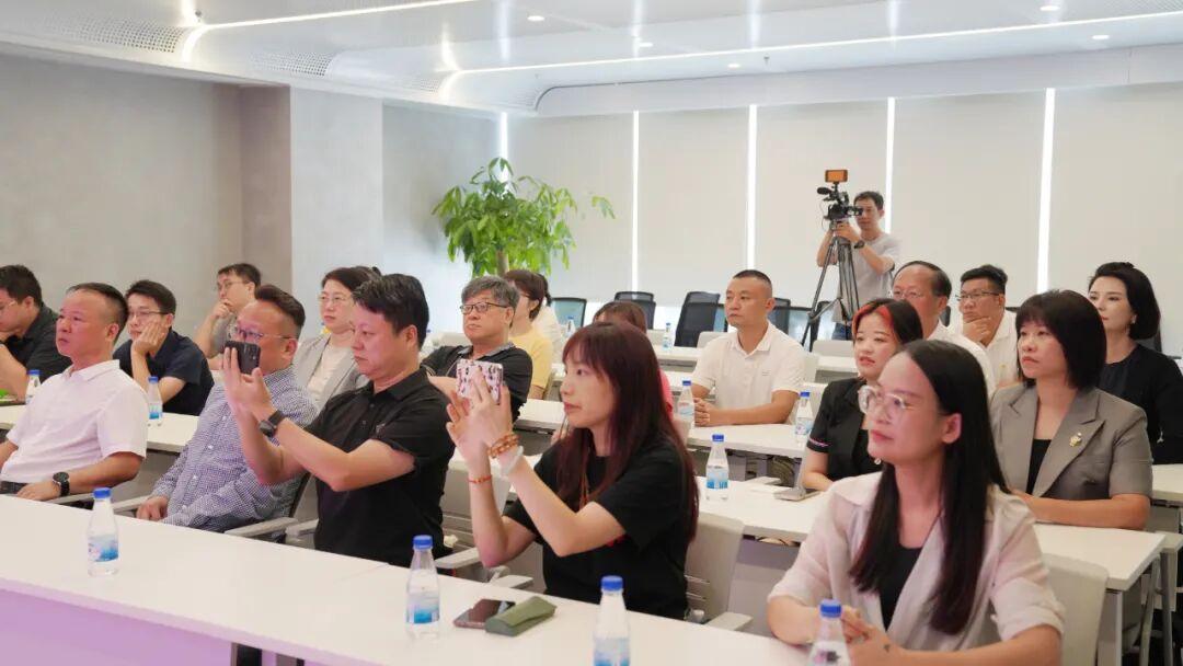 兩岸同胞齊聚高新區(qū)共觀盛典！