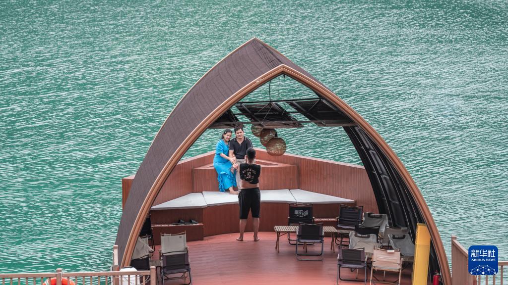 新华社聚焦雄江：从水库移民镇到旅游胜地的蜕变