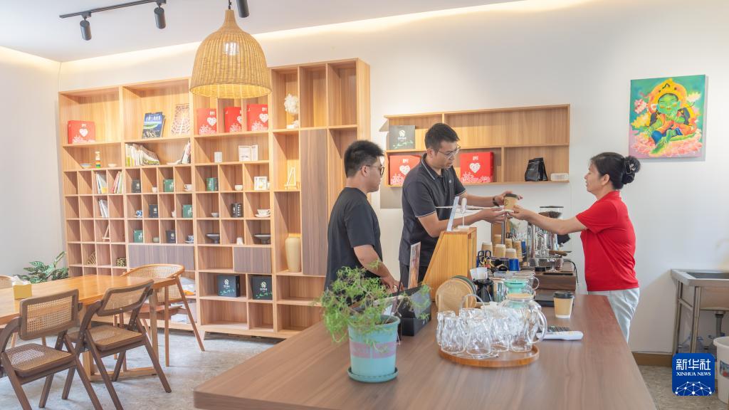 新华社聚焦雄江：从水库移民镇到旅游胜地的蜕变