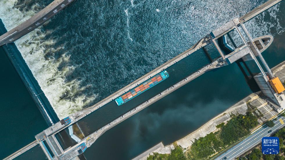 新华社聚焦雄江：从水库移民镇到旅游胜地的蜕变