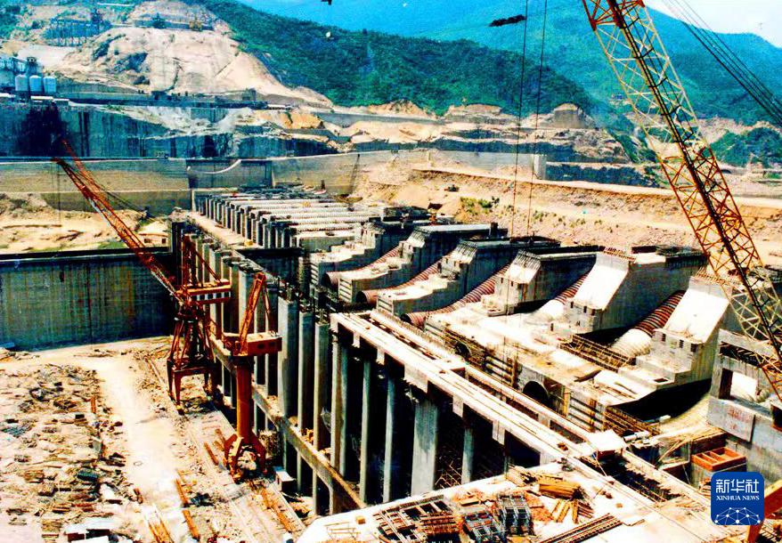 新华社聚焦雄江：从水库移民镇到旅游胜地的蜕变