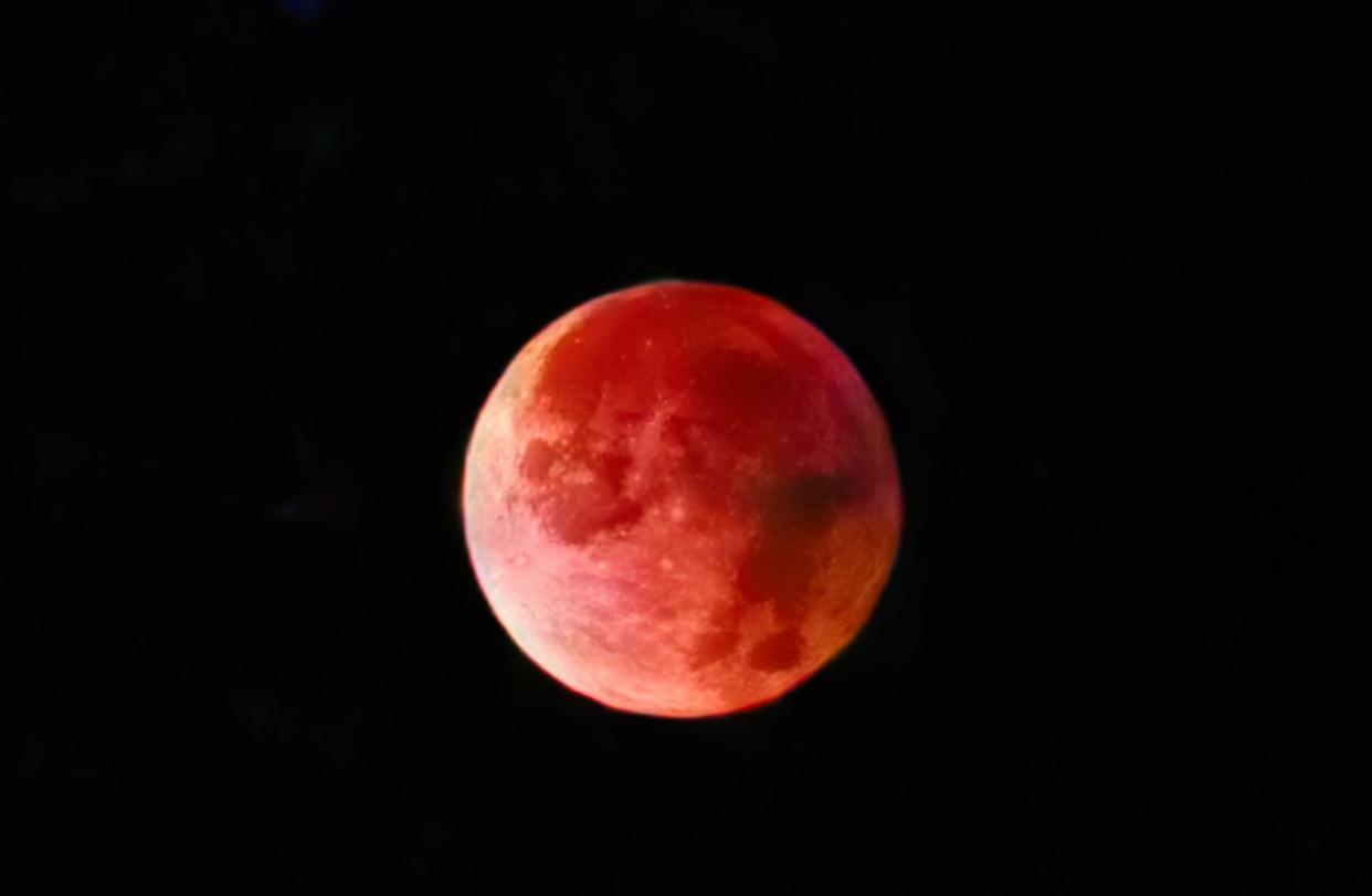 “红月亮”高清大图来了！直击月亮“变脸”全过程