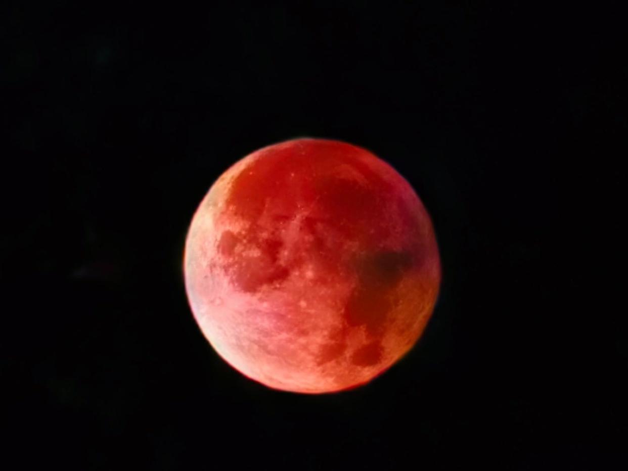 “红月亮”高清大图来了！直击月亮“变脸”全过程