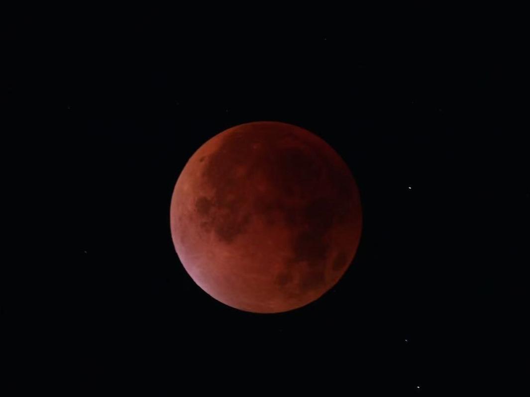 “红月亮”高清大图来了！直击月亮“变脸”全过程