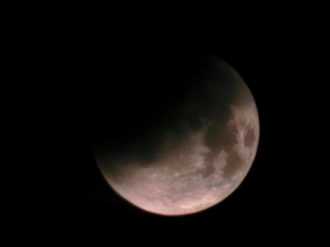 “红月亮”高清大图来了！直击月亮“变脸”全过程