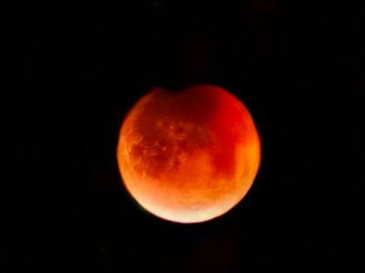 “红月亮”高清大图来了！直击月亮“变脸”全过程