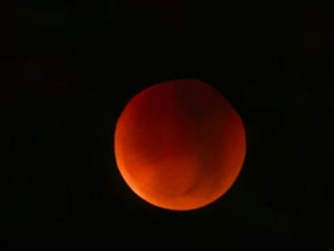 “红月亮”高清大图来了！直击月亮“变脸”全过程