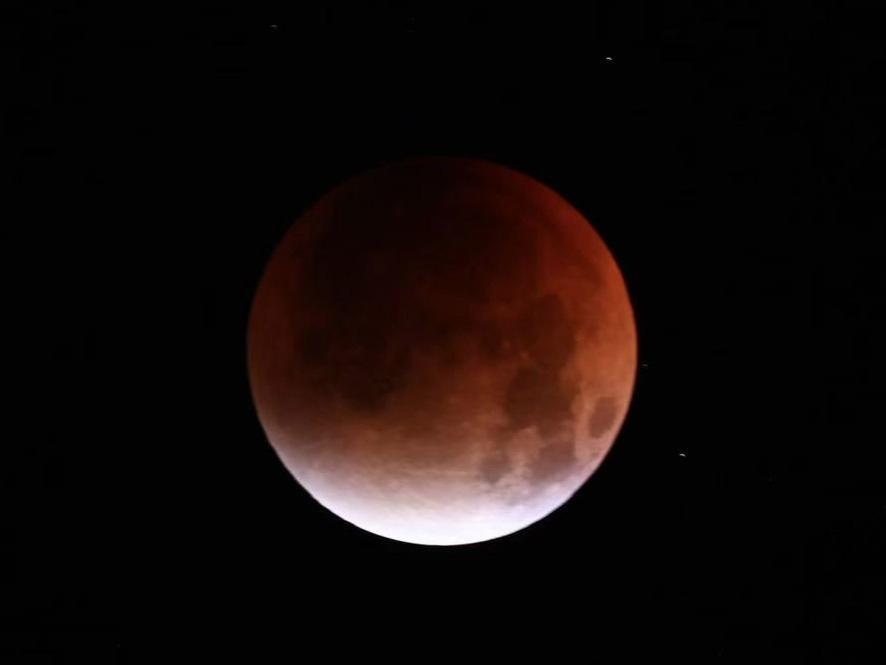 “红月亮”高清大图来了！直击月亮“变脸”全过程