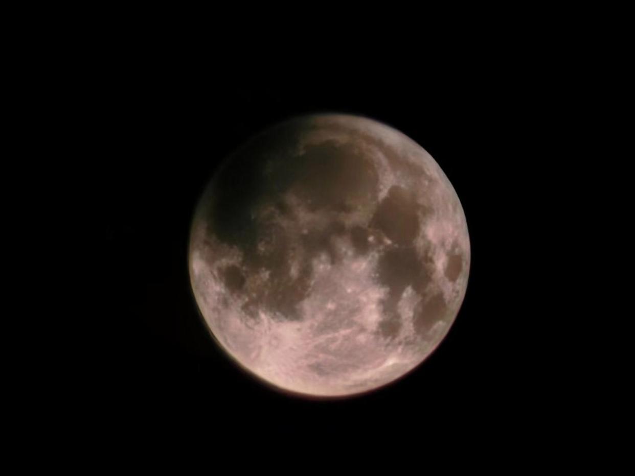 “红月亮”高清大图来了！直击月亮“变脸”全过程