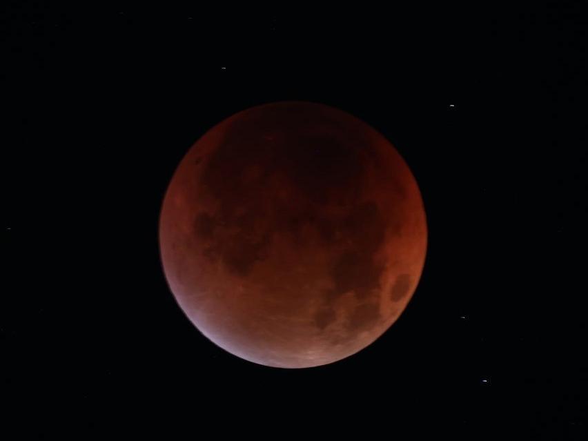 “红月亮”高清大图来了！直击月亮“变脸”全过程