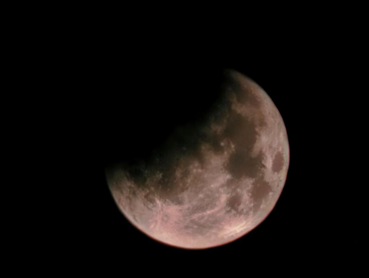 “红月亮”高清大图来了！直击月亮“变脸”全过程