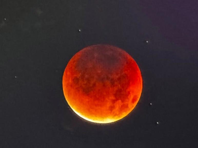 “红月亮”高清大图来了！直击月亮“变脸”全过程