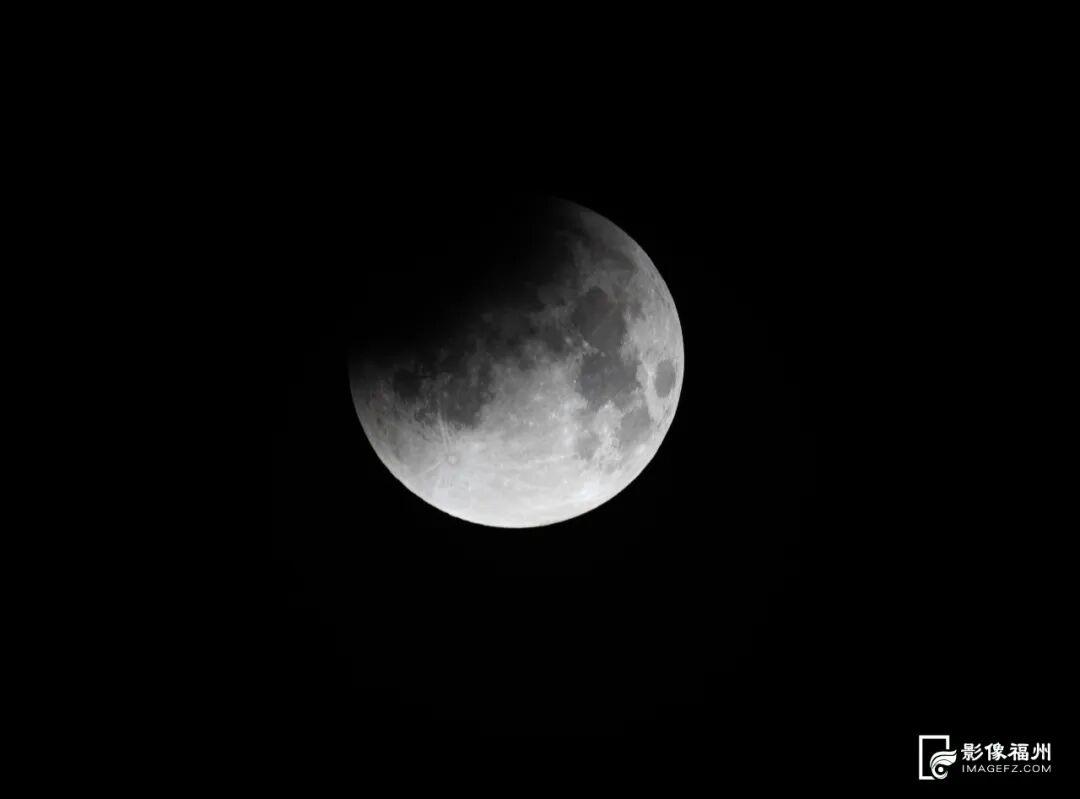 震撼！月亮“变脸”全过程帮你拍到了！