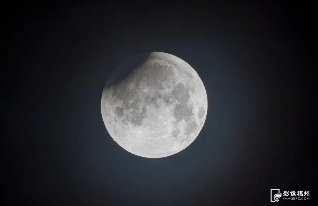 震撼！月亮“变脸”全过程帮你拍到了！