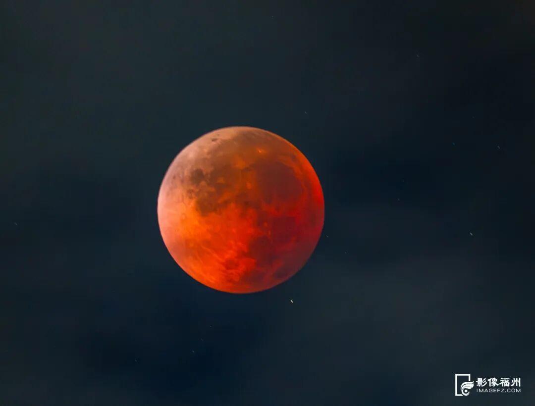 震撼！月亮“变脸”全过程帮你拍到了！