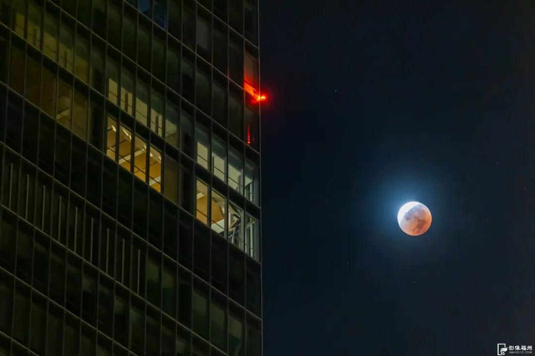 震撼！月亮“变脸”全过程帮你拍到了！