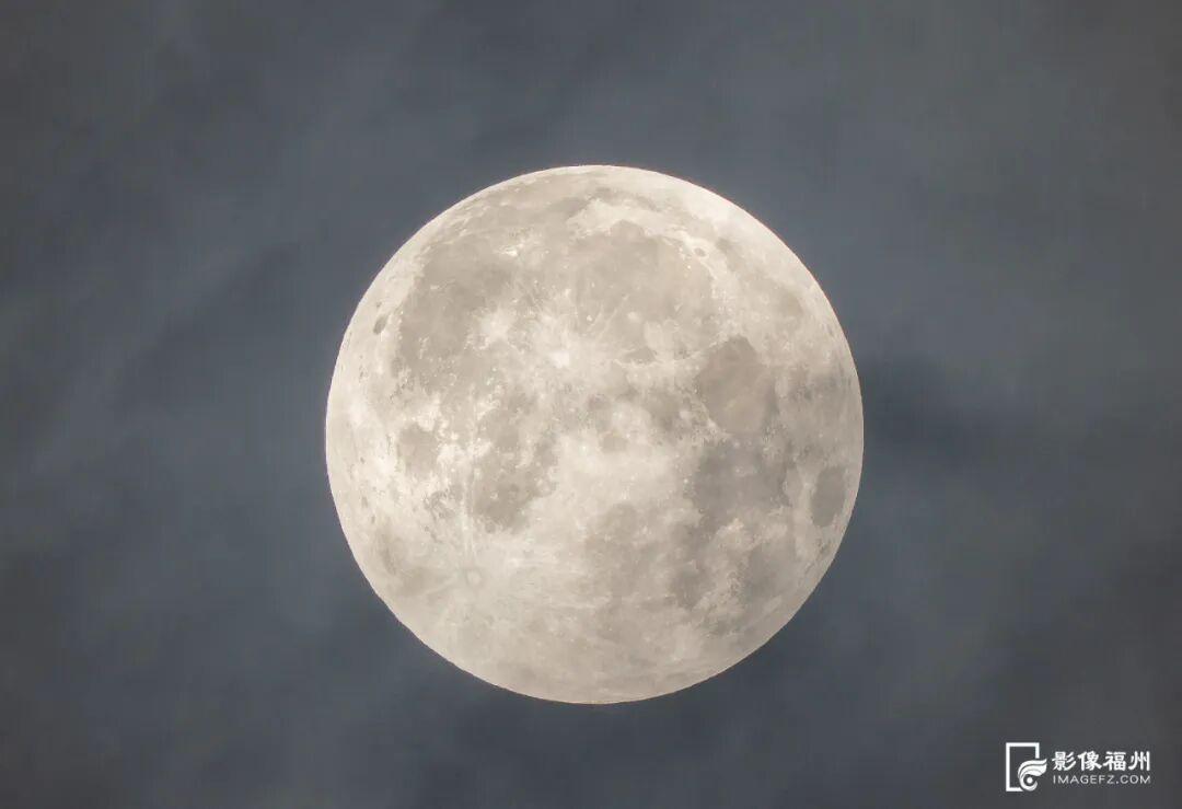 震撼！月亮“变脸”全过程帮你拍到了！