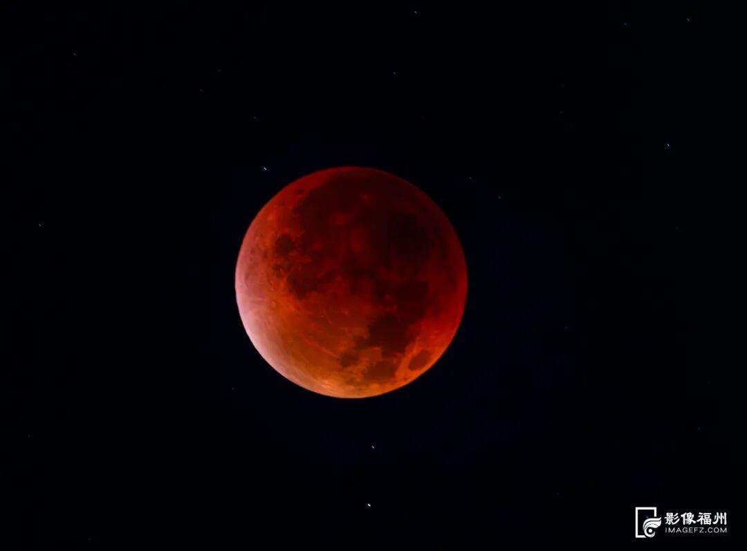 震撼！月亮“变脸”全过程帮你拍到了！