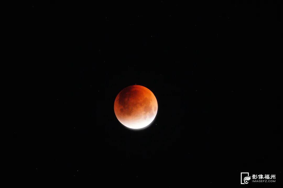 震撼！月亮“变脸”全过程帮你拍到了！