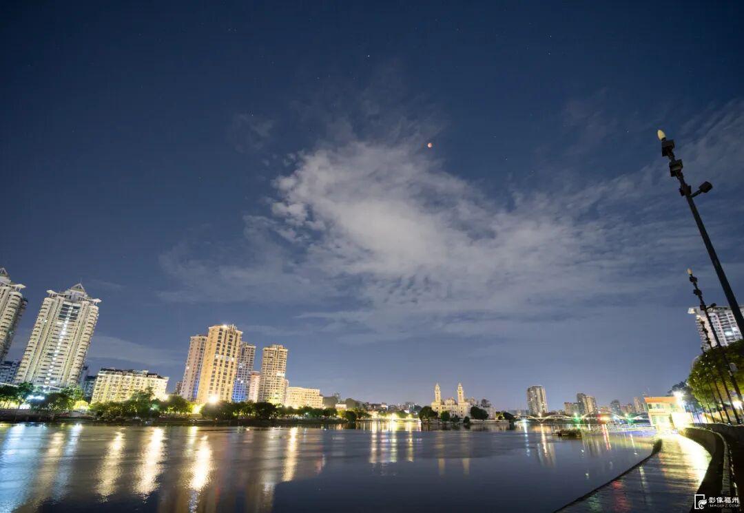 震撼！月亮“变脸”全过程帮你拍到了！