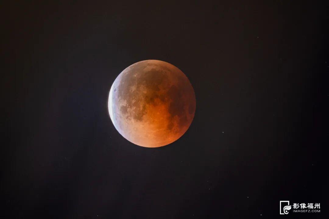 震撼！月亮“变脸”全过程帮你拍到了！