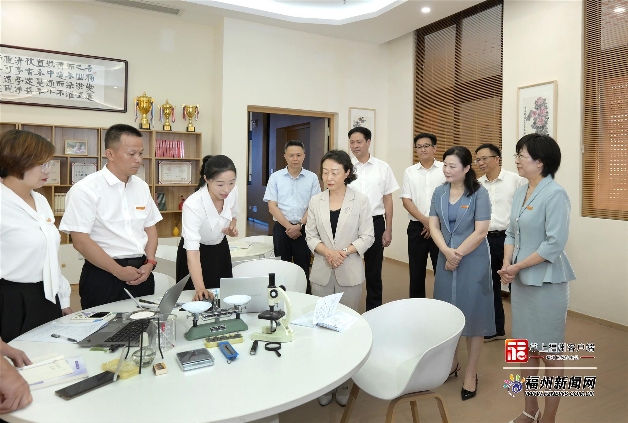 ​郭宁宁调研教育工作并看望慰问教师