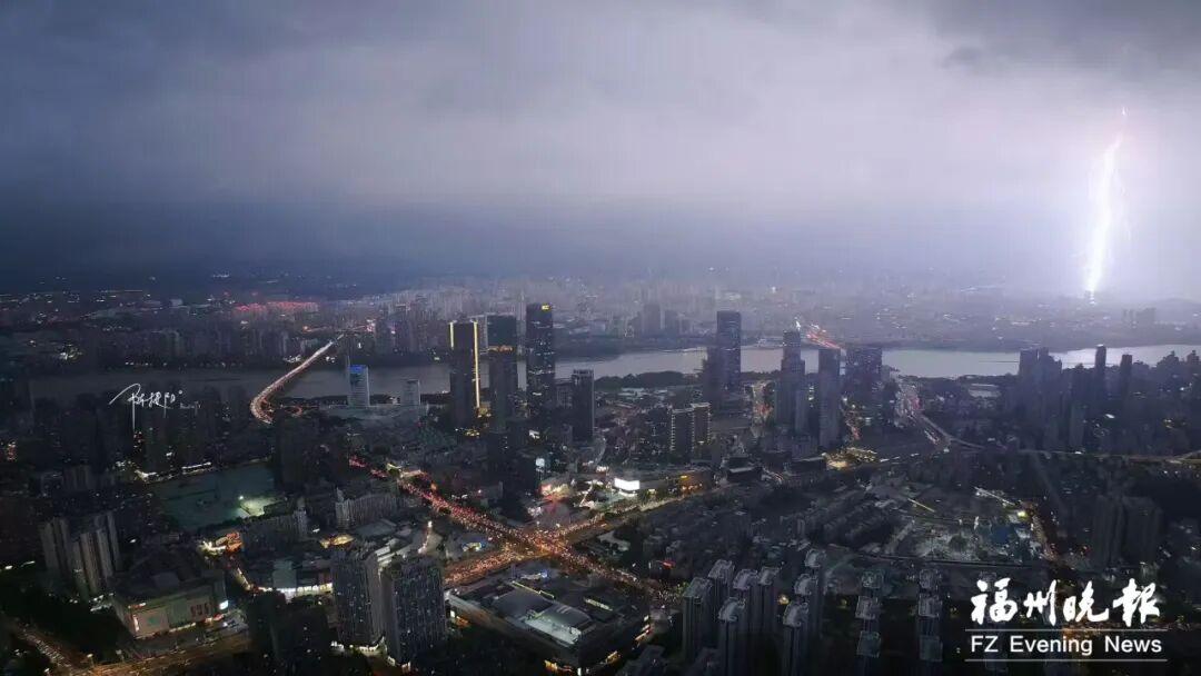 升级！福州暴雨红色预警！今晚出门的注意了