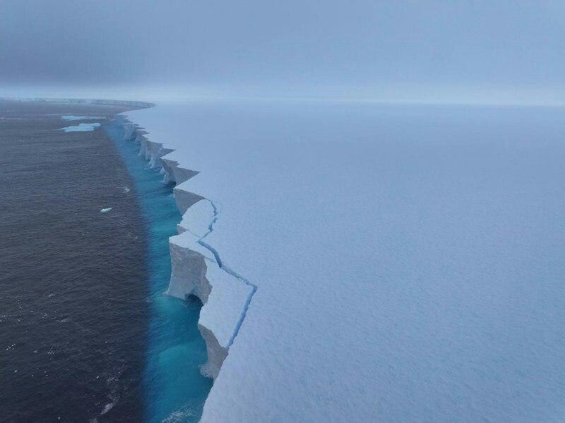 世界最大冰山再次发生大规模断裂