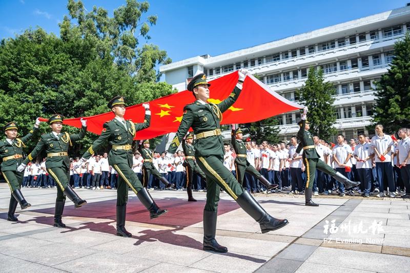 8名原天安门国旗护卫队队员走进长乐学校
