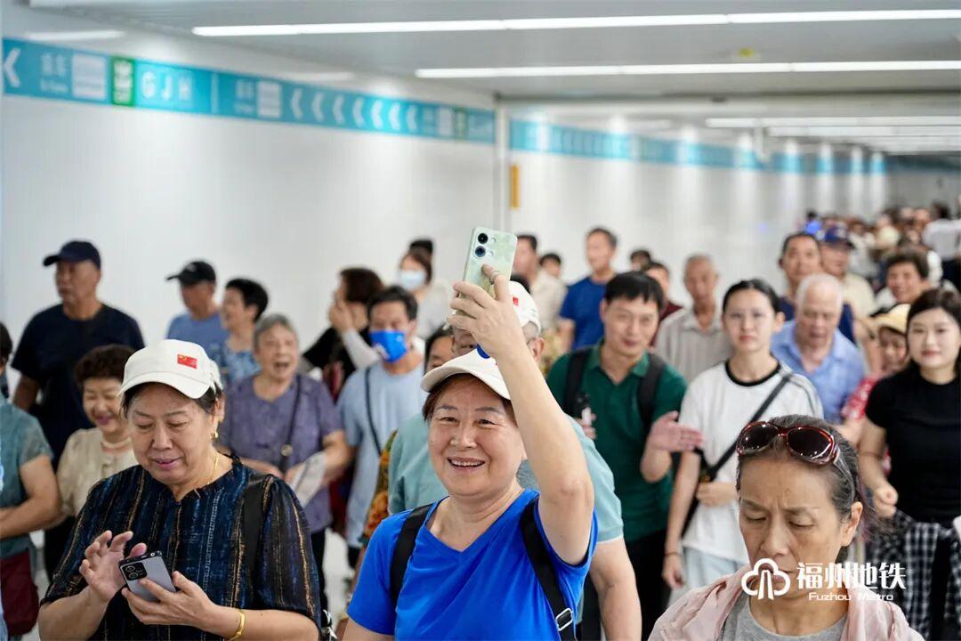 市民热情试乘！滨海快线人气爆棚！明后两天这样乘车更方便