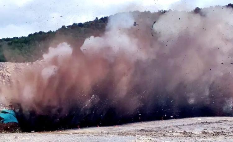 山西村民清理垃圾发现13枚手榴弹
