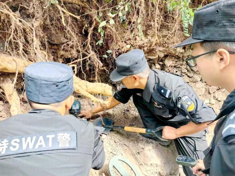 山西村民清理垃圾发现13枚手榴弹