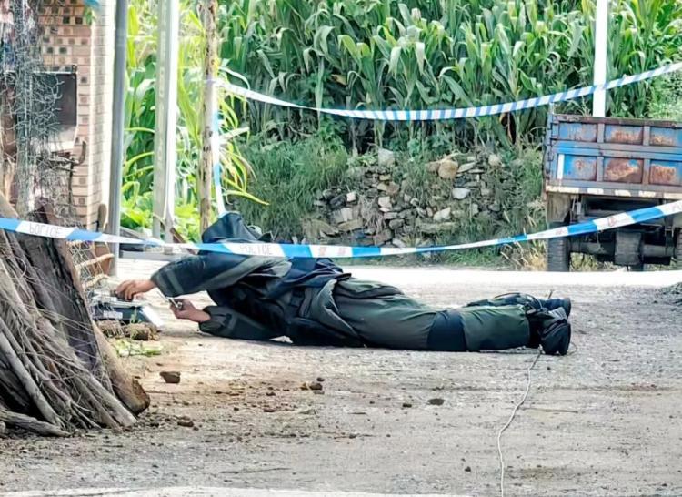 山西村民清理垃圾发现13枚手榴弹