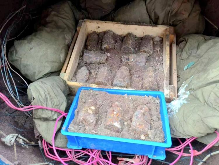 山西村民清理垃圾发现13枚手榴弹