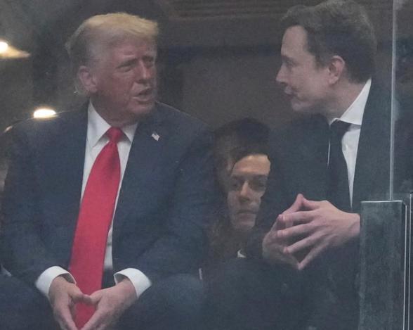 查理·柯克追悼会举行 特朗普暗示“激进左翼”应对刺杀负责 查理·柯克追悼会举行 特朗普暗示“激进左翼”应对刺杀负责