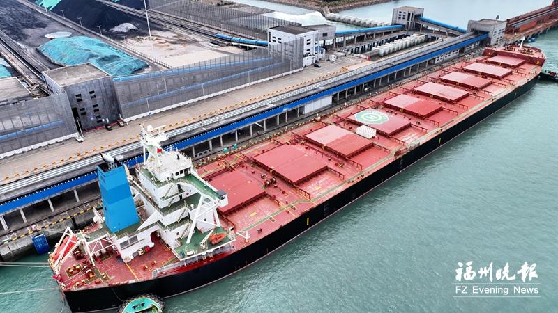 满载16.5万吨 可门泊位迎来大煤船